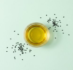 image ronde : huile de nigelle et graines de nigelle